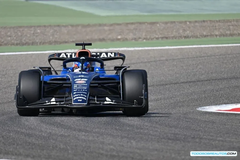 Imagen de acción de Carlos Sainz conduciendo durante las pruebas de neumáticos en Bahrein.