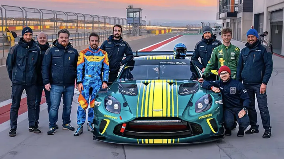 Fernando Alonso Exprime al Máximo su Aston Martin Valkyrie de 1155 CV en Motorland