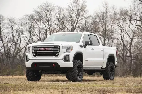 GMC Sierra AT4 Atascada en un Estacionamiento