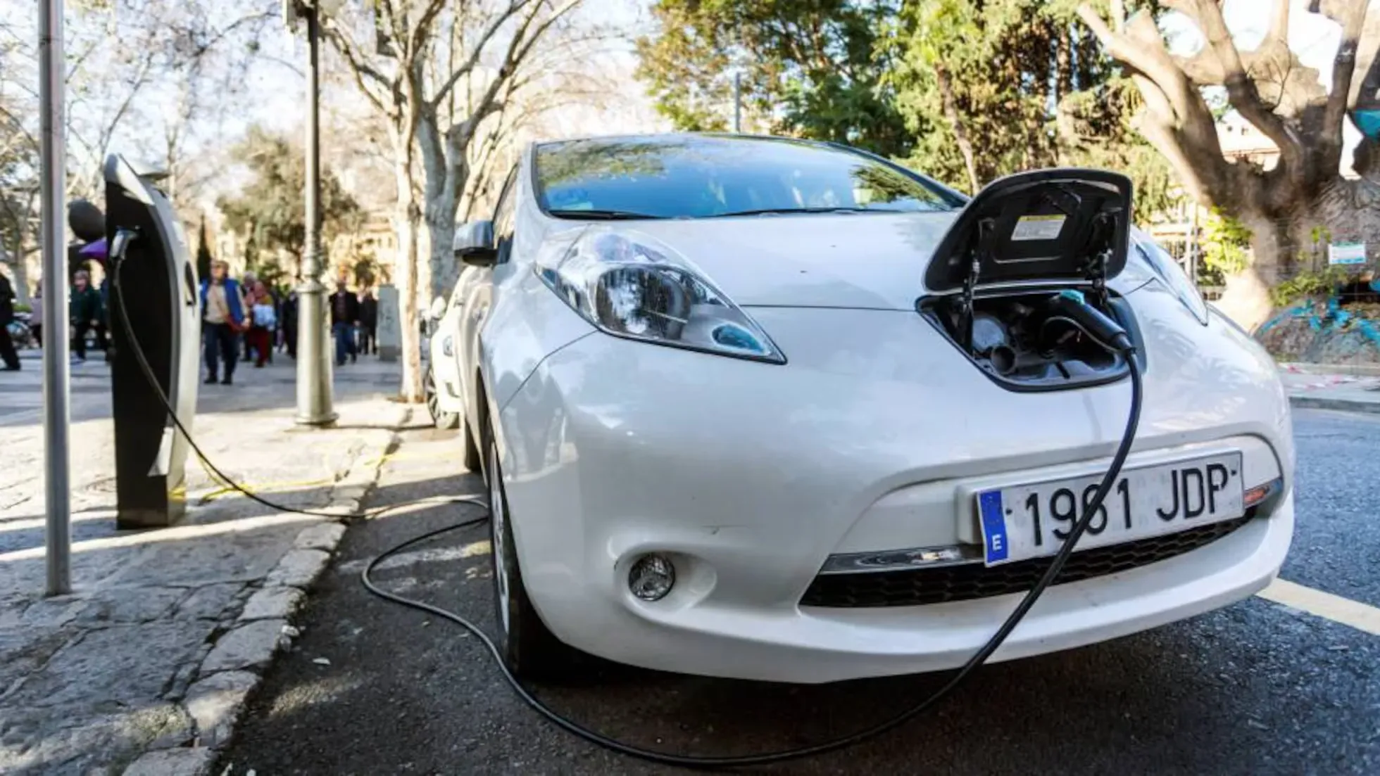 Burocracia Frena la Carga Rápida de Coches Eléctricos