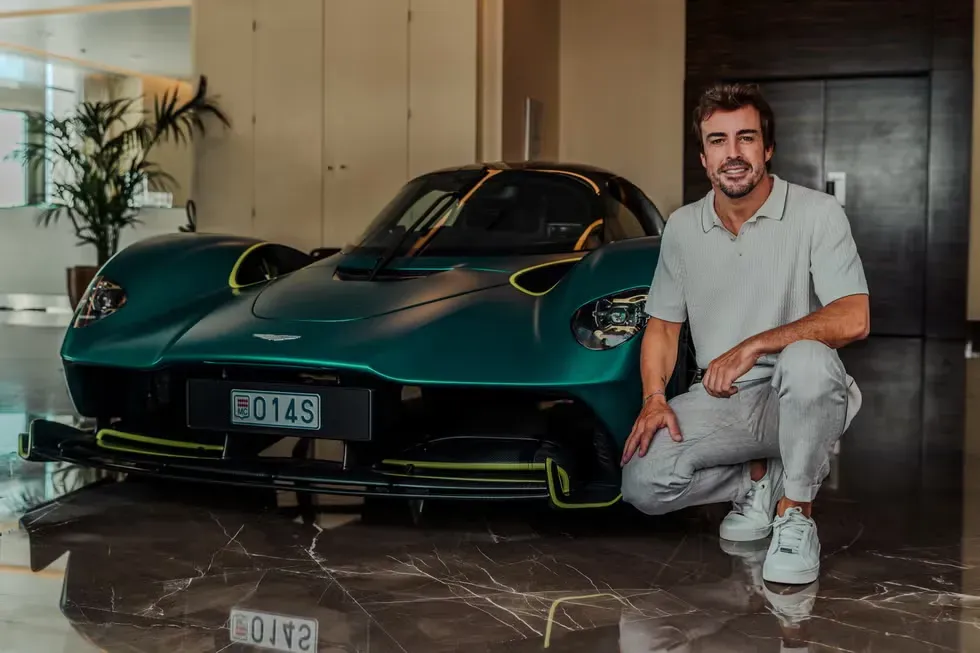 Fernando Alonso Exprime al Máximo su Aston Martin Valkyrie de 1155 CV en Motorland