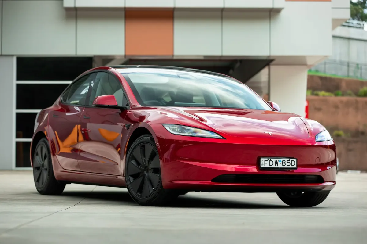 Tesla Model 3 2024: ¿Evolución o Revolución? Un Primer Vistazo al Renovado Eléctrico