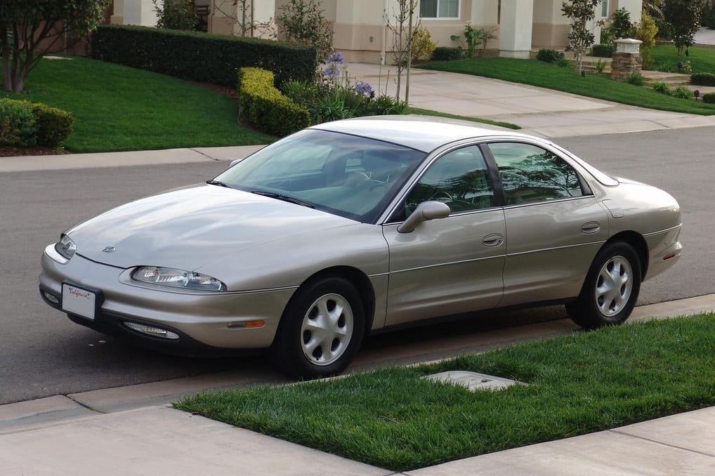 El Oldsmobile Aurora de 1995: ¿Un vistazo al futuro que fracasó? 🚀