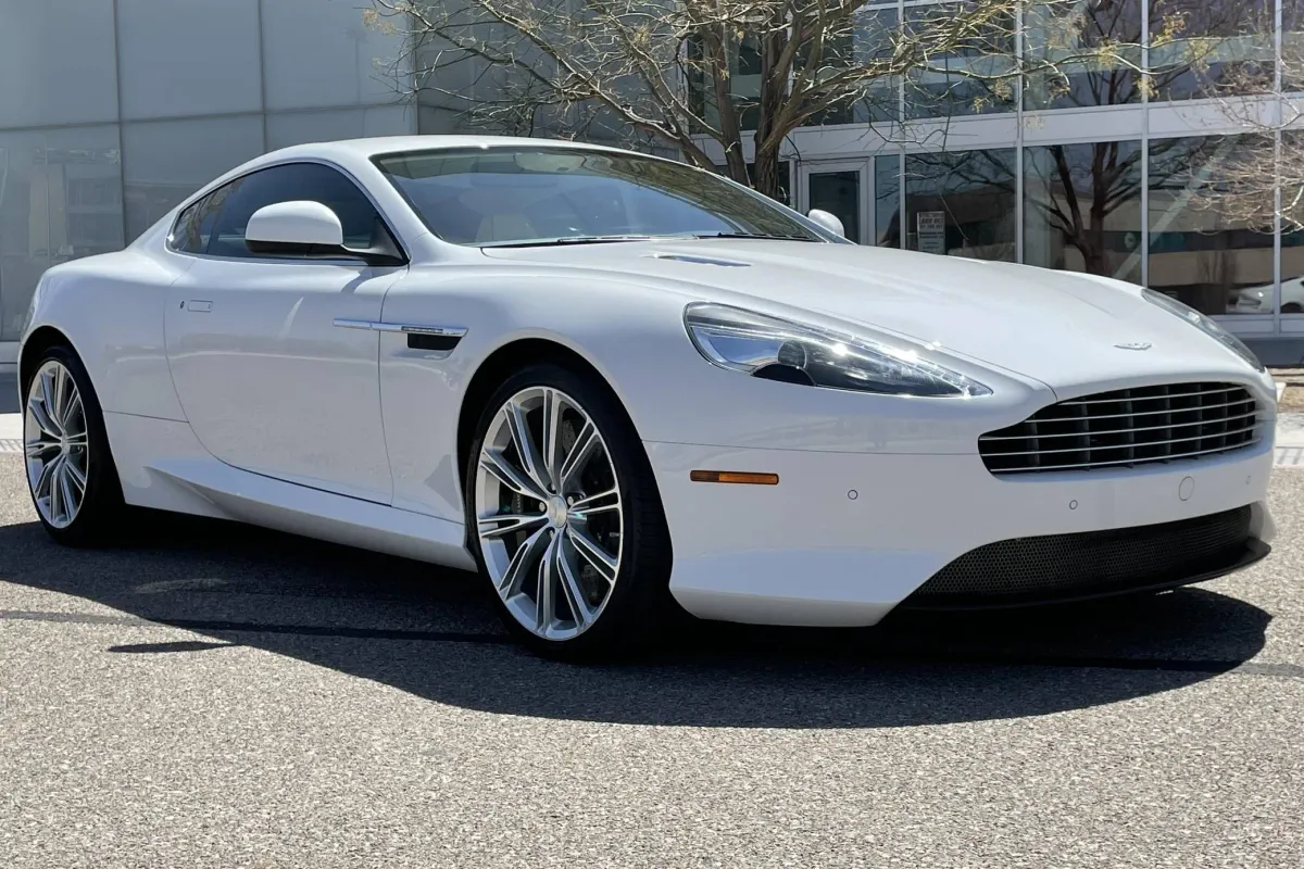 El Aston Martin Virage: Un auto raro que te dejará boquiabierto