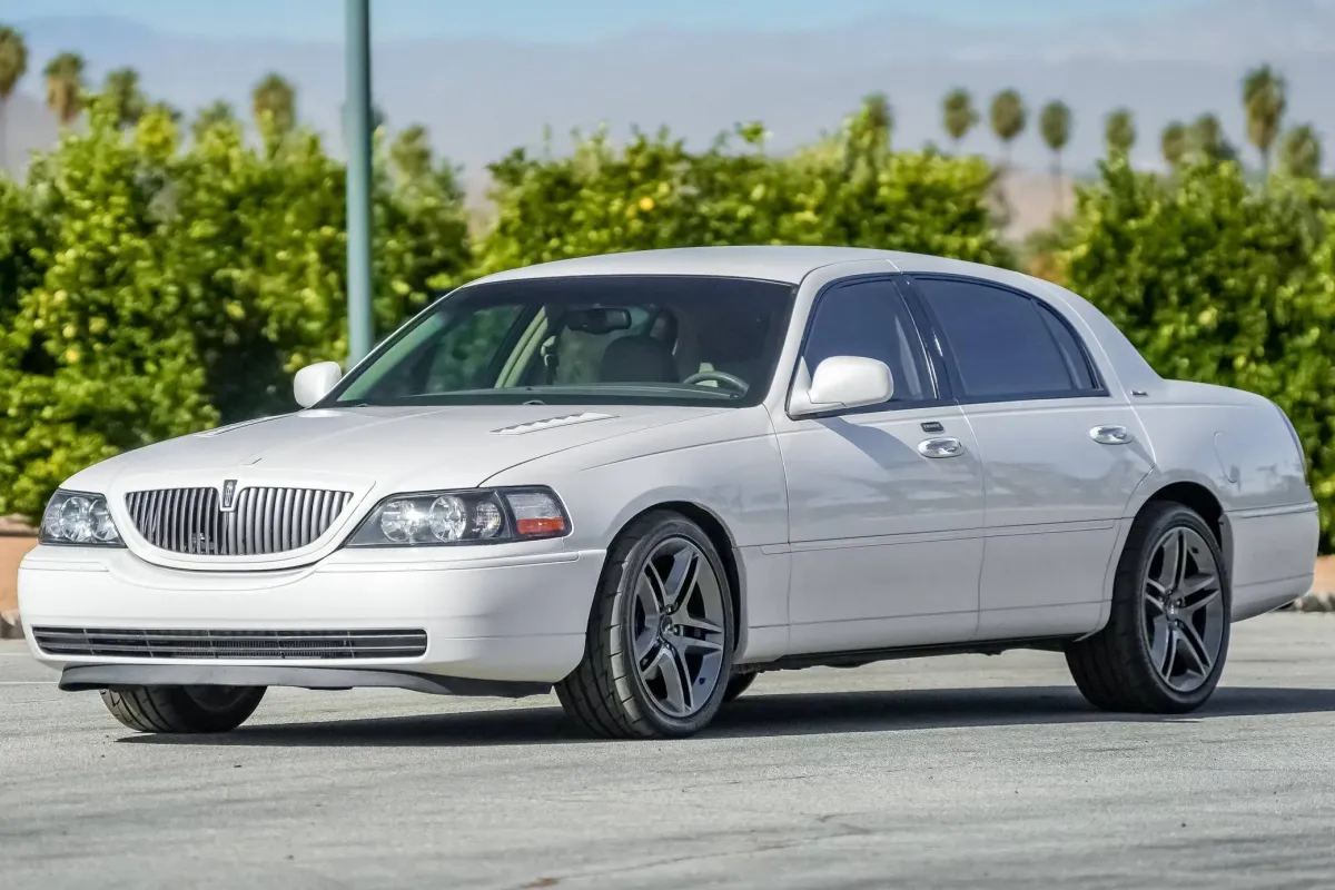 El Sleeper Más Sorprendente: Un Lincoln Town Car con Corazón de Cobra