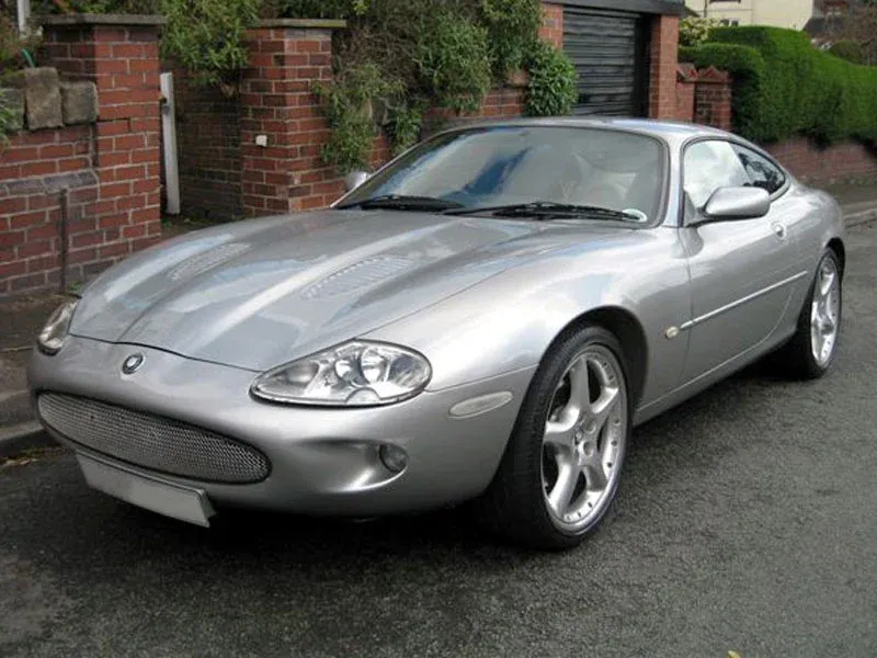 El Jaguar XK8: Un Ícono del Estilo y la Elegancia de los 90s 😎