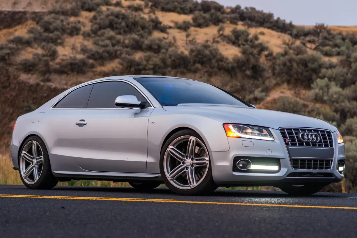 Audi S5 V8 Manual: La Belleza de un Clásico con un Toque Moderno