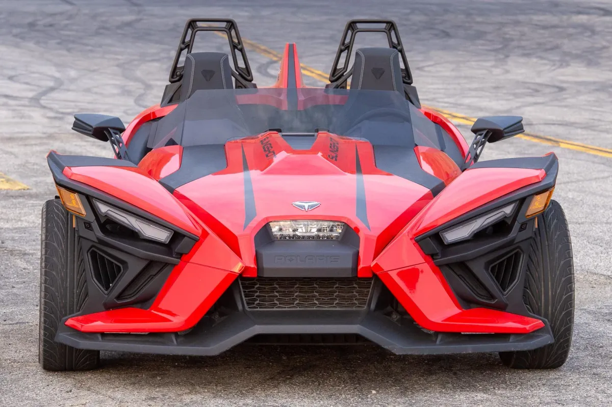 ¡El Polaris Slingshot:  Un vehículo único que desafía las categorías! 😎