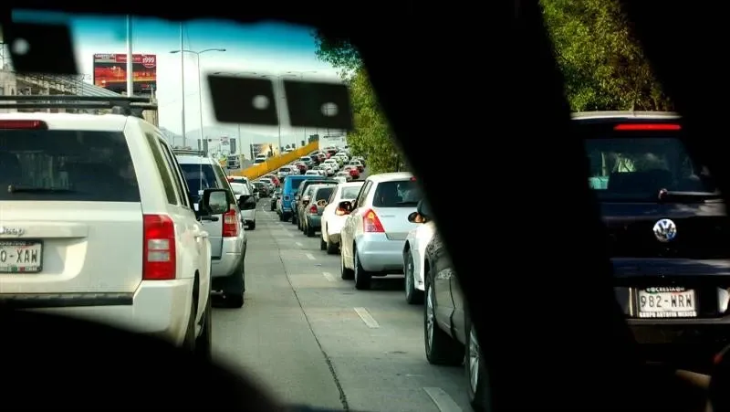 ¡Atención, conductores! 🚗💨 Descubre qué autos no circulan el día de mañana