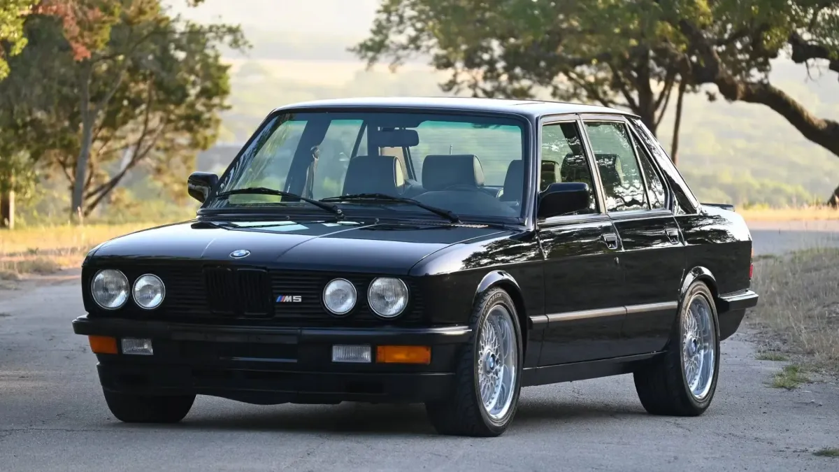 BMW E28 M5: Un Viaje al Corazón del Rendimiento Analógico