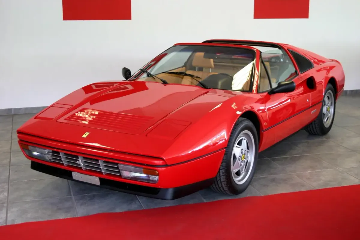 Ferrari 328 GTS: Una joya de los 80s que te hará vibrar