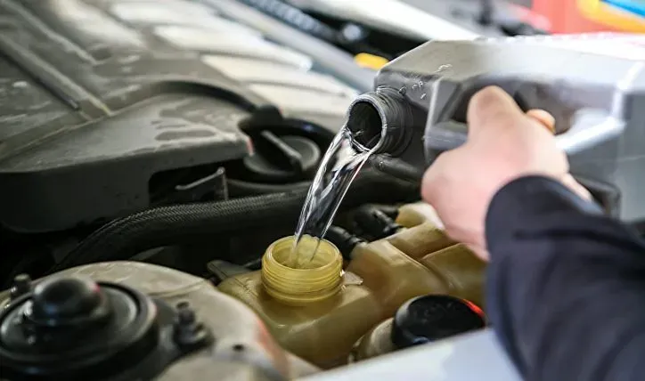 Agua Desmineralizada en tu Auto: El Elixir Secreto para un Motor Impecable 💧🚗