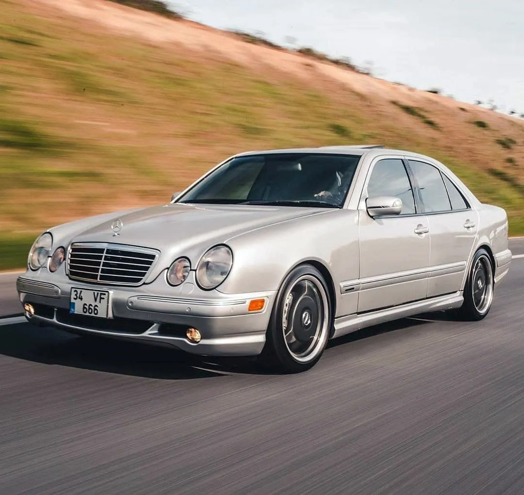 El Mercedes-Benz E55 AMG W210: Un lobo con piel de cordero 🐺🐑