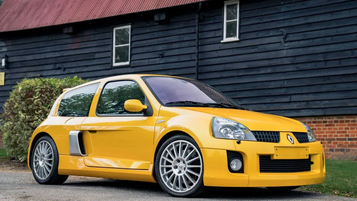 ¡El Renault Clio V6: un Hot Hatch con un Corazón Salvaje!