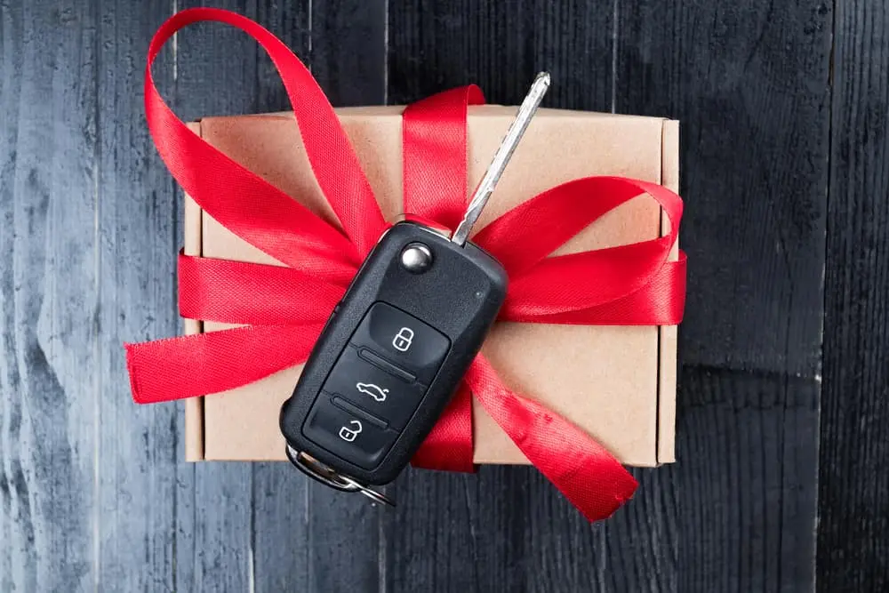 🎁 ¡Sorpresa sobre Ruedas! Cómo Regalarle un Auto Nuevo a Mamá y Dejarla sin Palabras 🚗