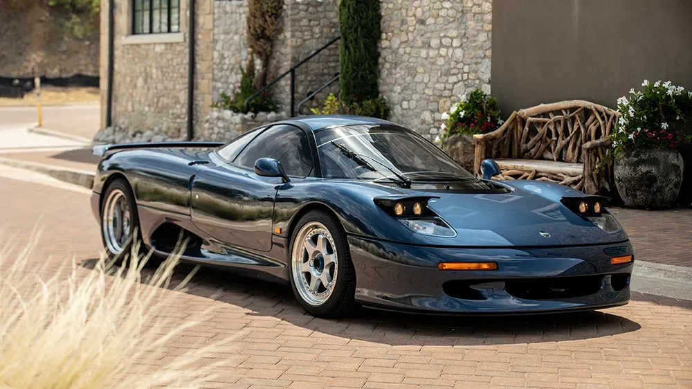 ¡Jaguar XJR-15: El Superdeportivo que Nacía de la Pista! 🏎️💨