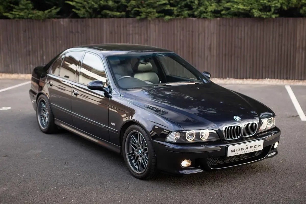 ¡El BMW M5 E39: Un ícono con un toque de nostalgia! 🚗💨