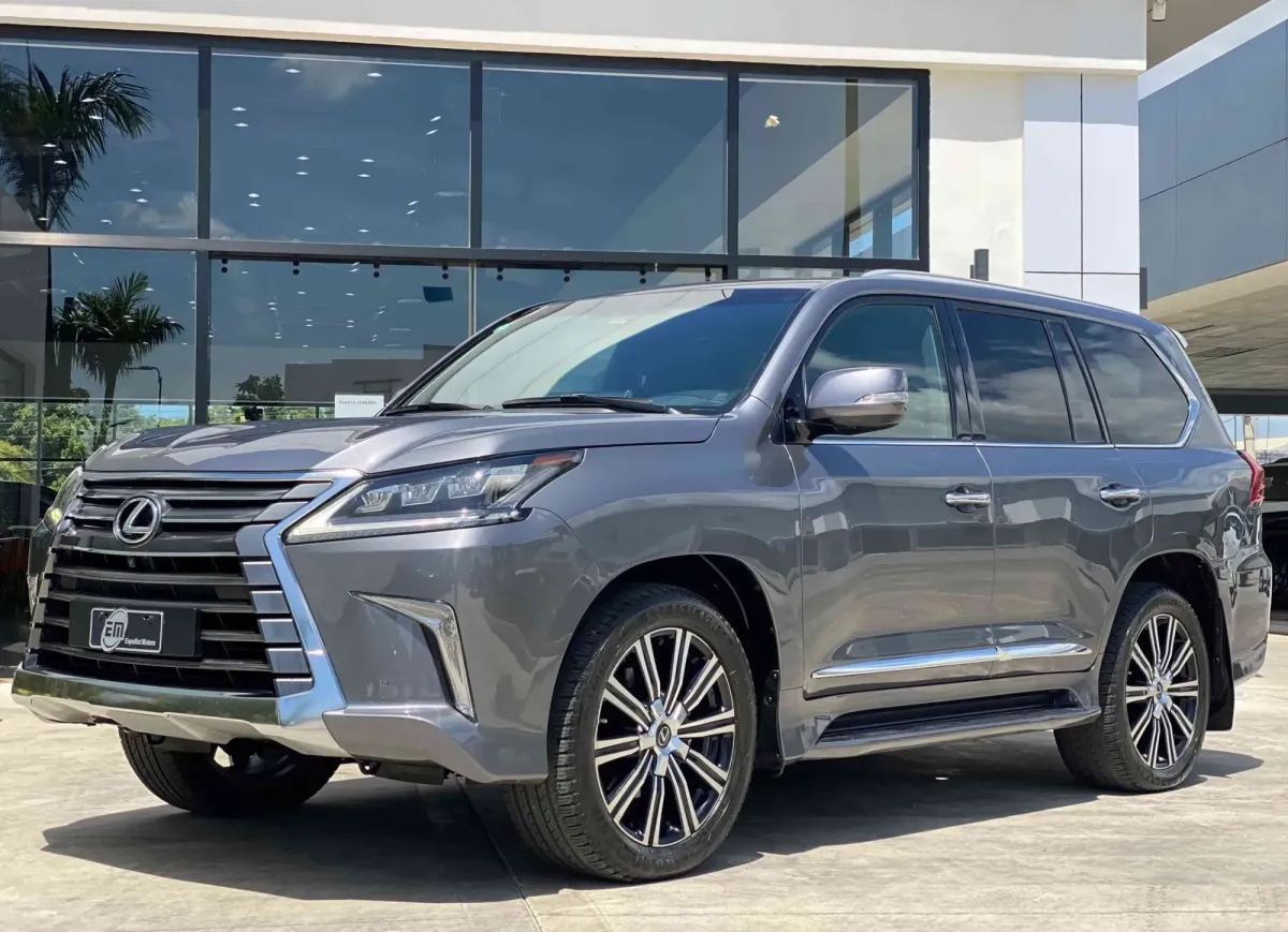 El Lexus LX 570: ¿El Rey del Off-Road o un Dinosaurio en un Mundo Moderno? 🤔