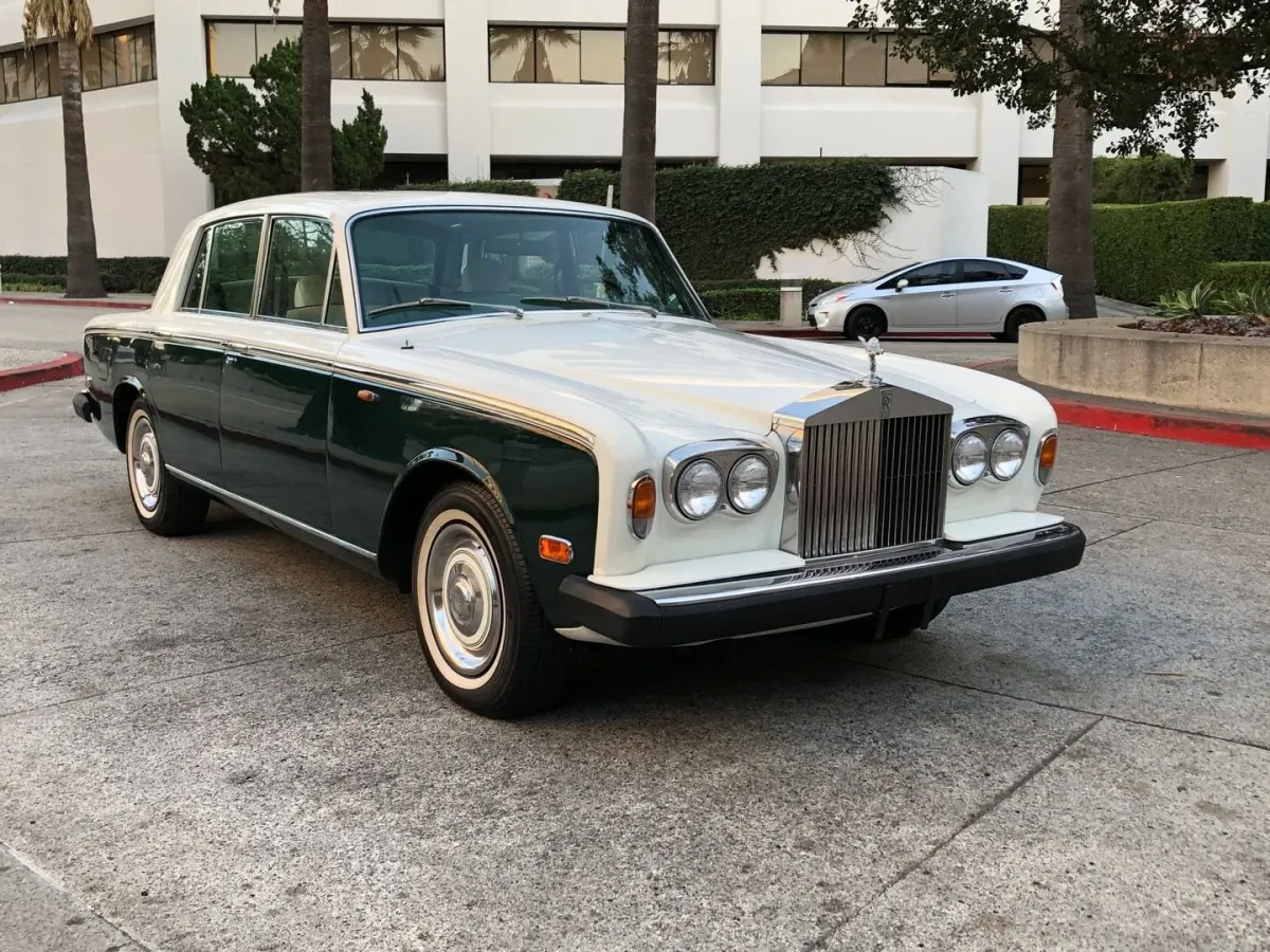 ¡Rolls Royce Silver Shadow 1973: El Fantasma del Lujo! 🚗💨