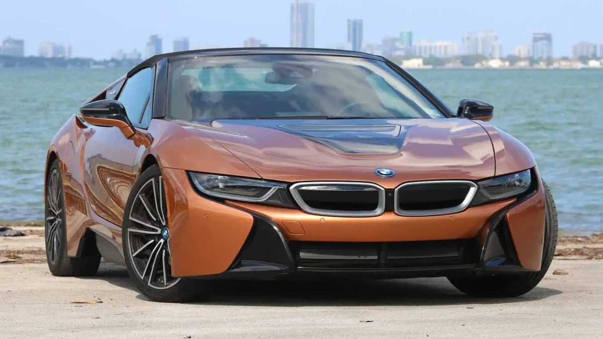 ¡El BMW i8 Roadster:  Un deportivo eléctrico con un toque de extravagancia! 🚗⚡️