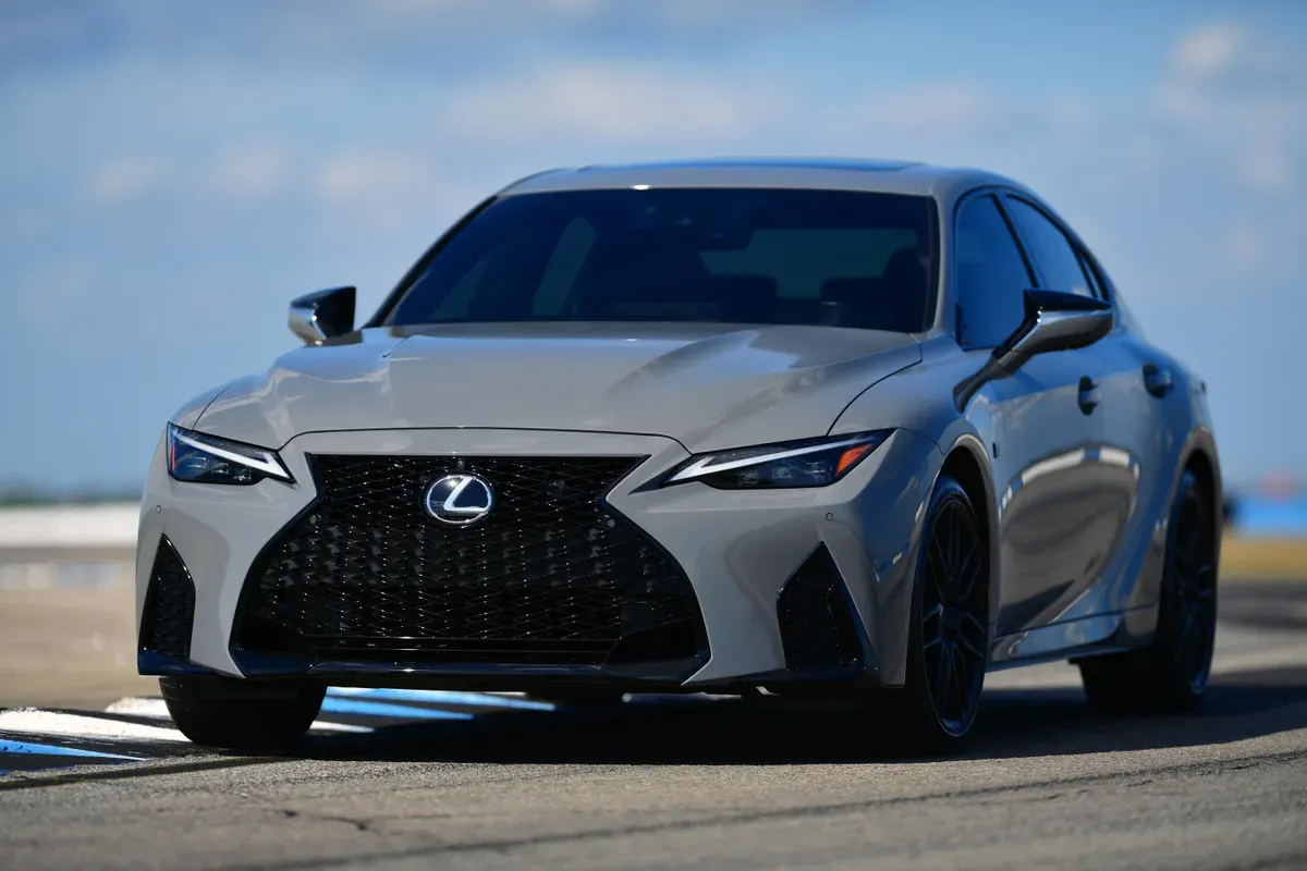 ¡El Resurgimiento del V8! ¿Es el Lexus IS 500 F Sport el último de su especie?