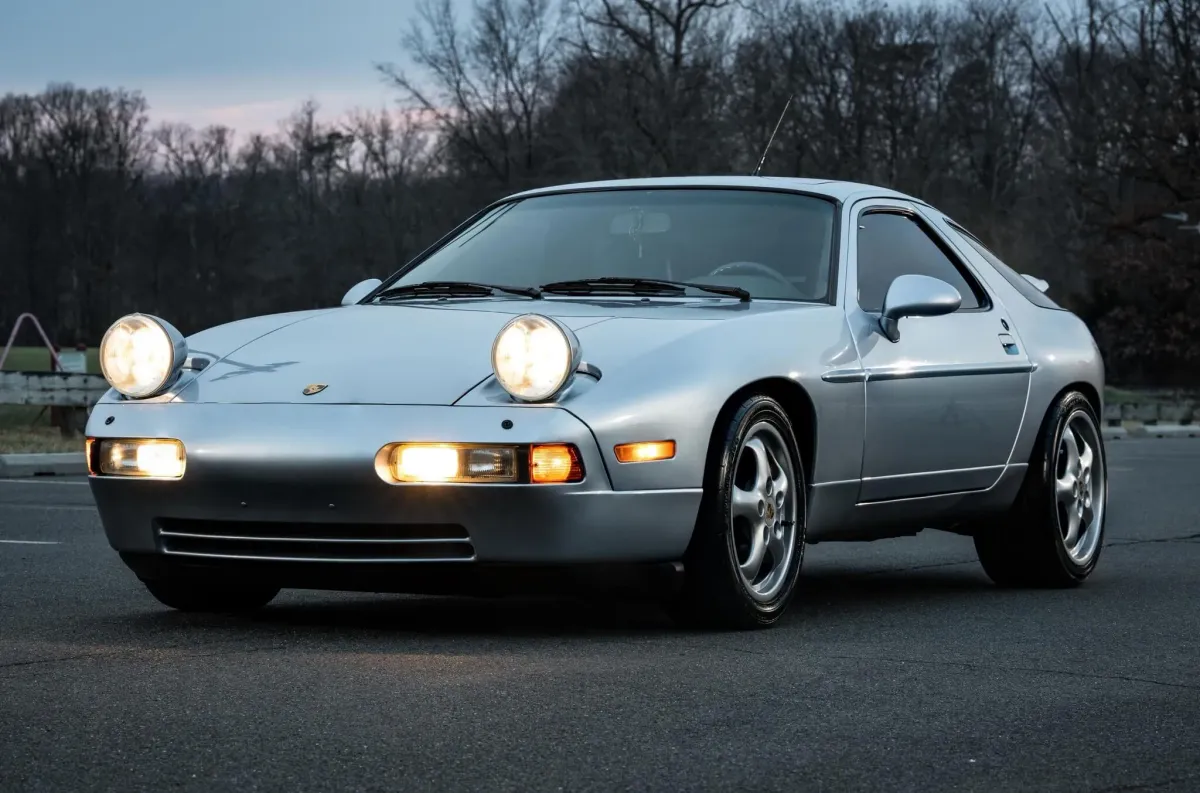 ¡El Porsche 928 GTS: Un Clásico Excéntrico! 🤯