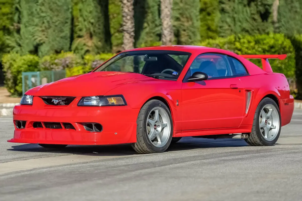 Ford Mustang SVT Cobra R 2004: El muscle car puro de la era dorada