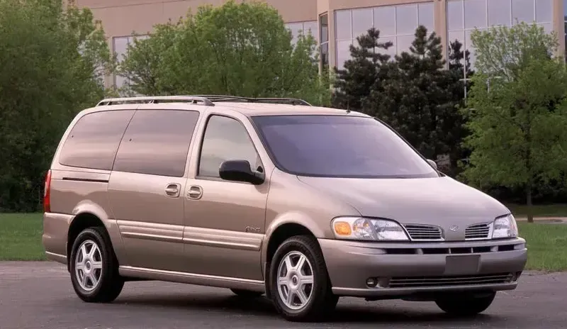 ¡Olvídate del "Boring" Minivan! Descubre el Oldsmobile Silhouette 1996 🚗