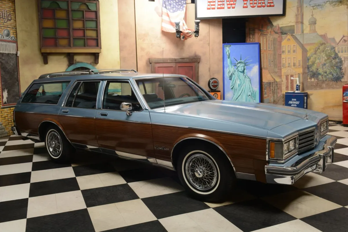 ¡Viaje en el Tiempo! Descubriendo el Oldsmobile Custom Cruiser 1985 🚗💨