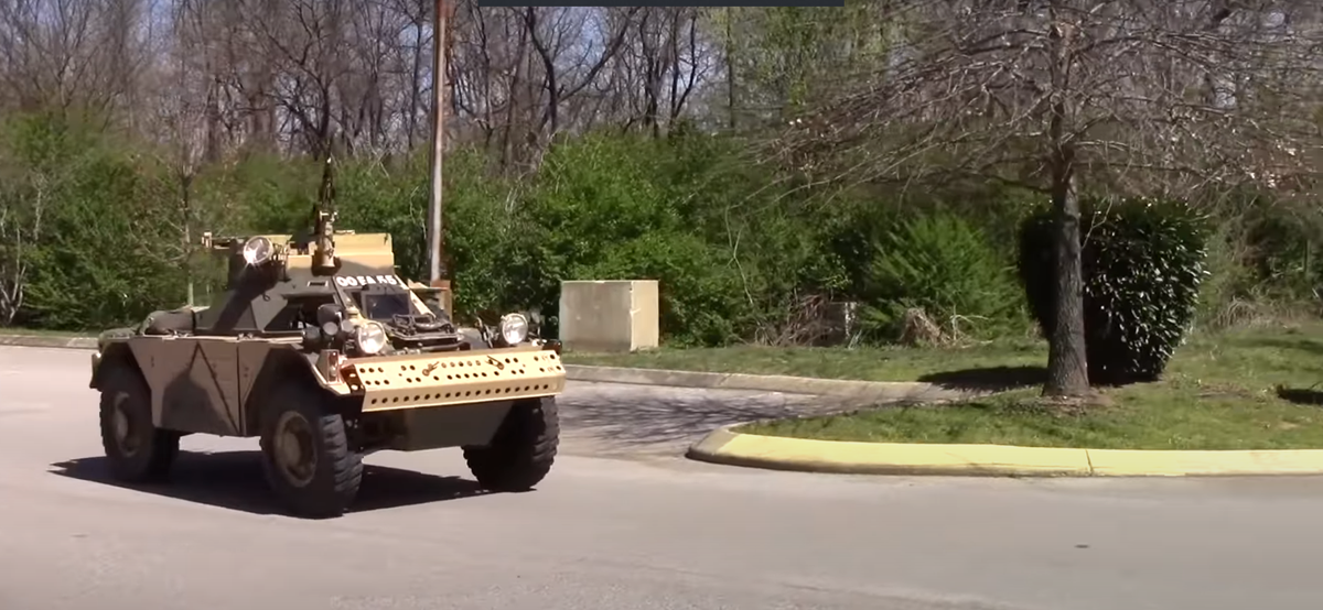 ¡Aventura en un tanque! Conduciendo un Ferret por las calles de Nashville 🚗💨