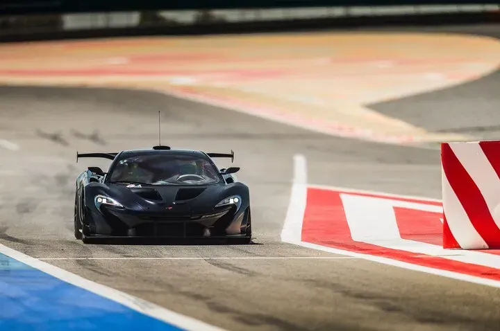 ¡El McLaren P1 GTR: Un Bestia de Pista Convertido a Street Legal! 🤯