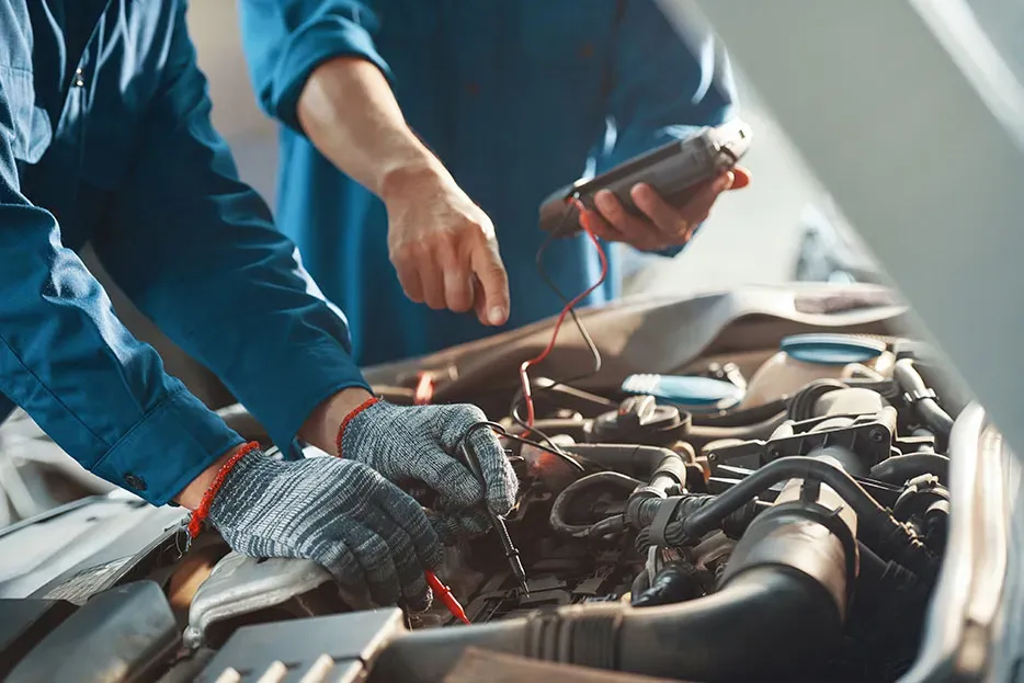 Cómo Arreglar Problemas Eléctricos Comunes en Autos