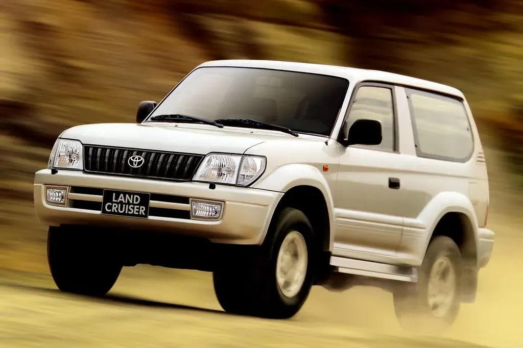 El Toyota Land Cruiser de los 90: ¿Un icono de lujo o un fiasco de la época? 🧐