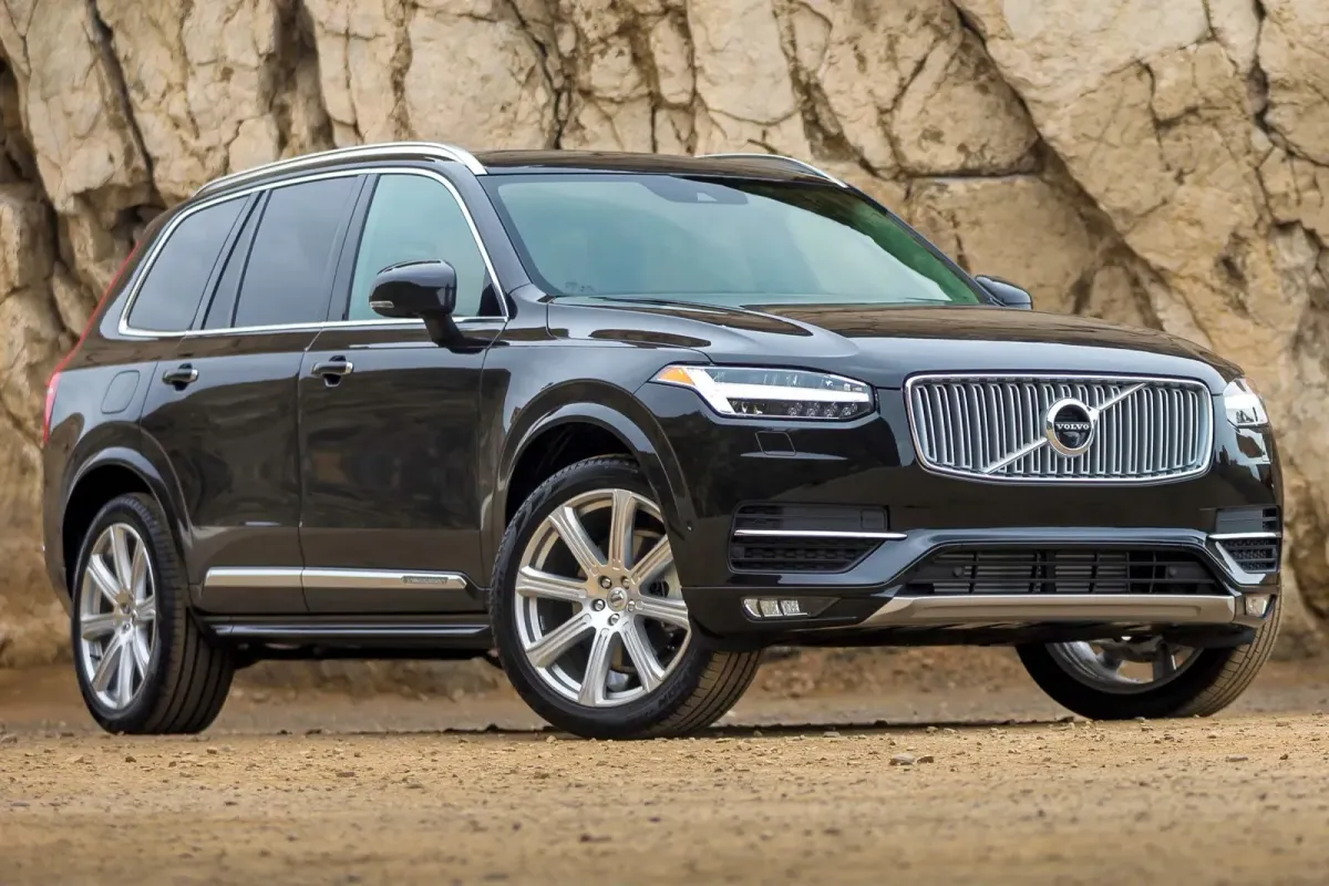 ¡El Volvo XC90 2016: Un SUV que redefinió el lujo! 🚗🏆