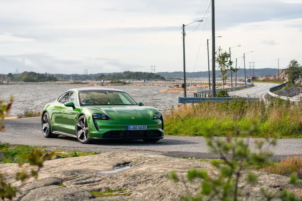 ¡Porsche Taycan Turbo S:  El Eléctrico que Desafía a Tesla! 🤯