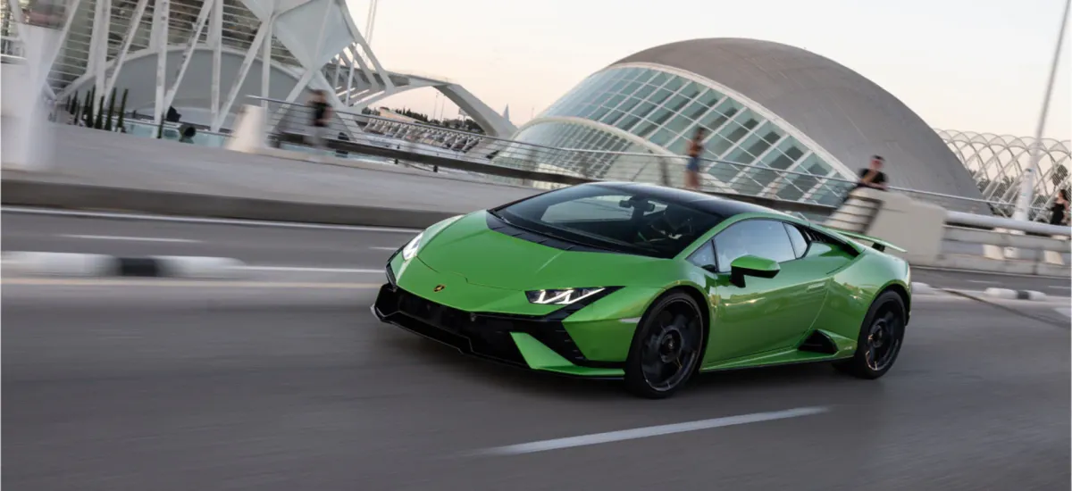 ¡El Lamborghini Huracán Tecnica: Un Torpedo en la Pista! 🏎️💨