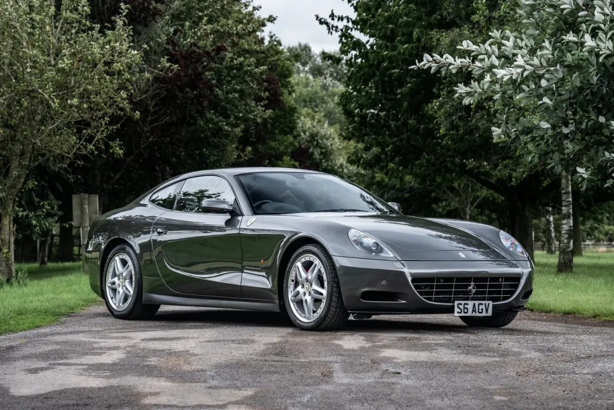 ¡El Ferrari 612 Scaglietti: Un Desprecio a la Belleza, Un Goce para el Alma! 🏎️