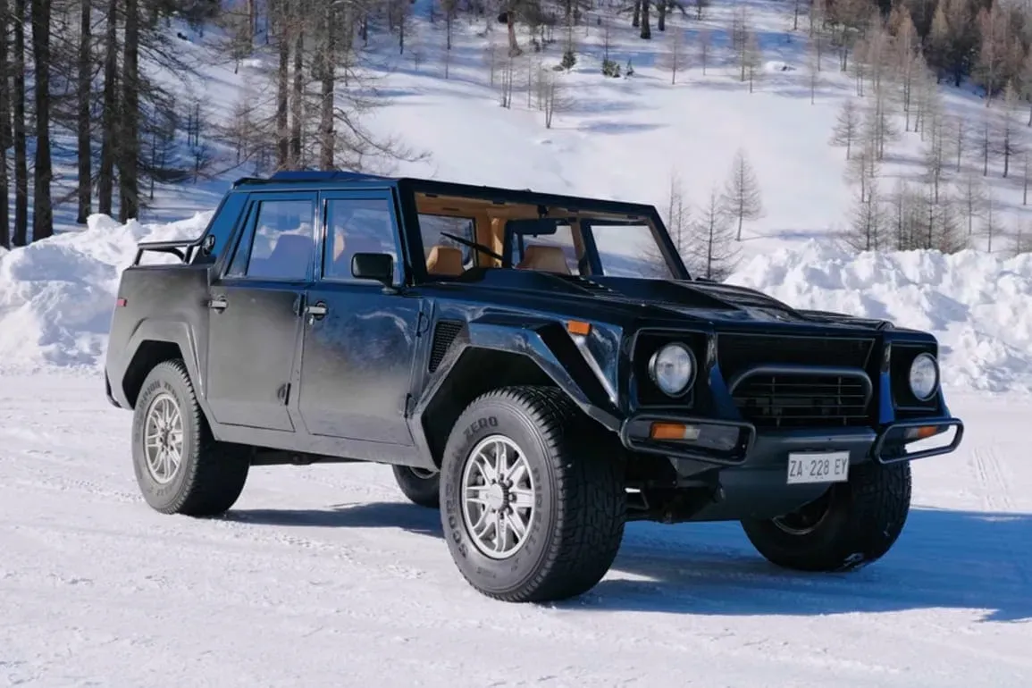 ¡Lamborghini LM002: Un monstruo de lujo para la aventura! 🤯