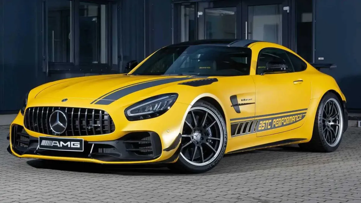 ¡El Mercedes-AMG GT-R Pro: La bestia de la pista! 🏎️💨