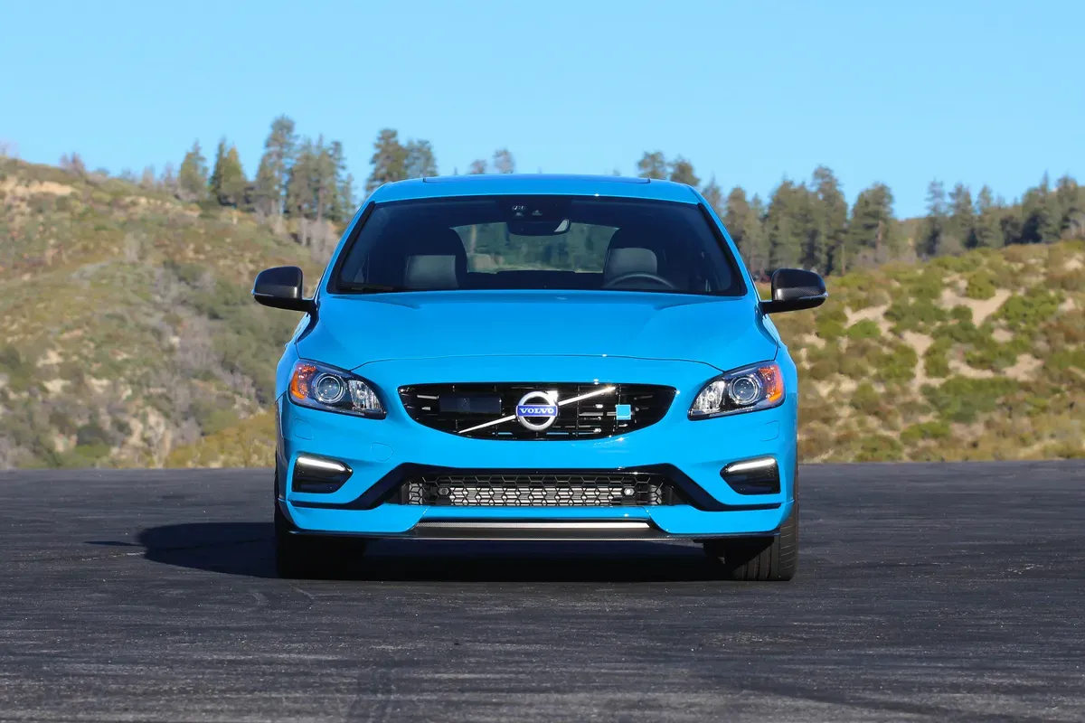 ¡El Volvo V60 Polestar: Una Bestia Deportiva con Alma Sueca! 🚗💨