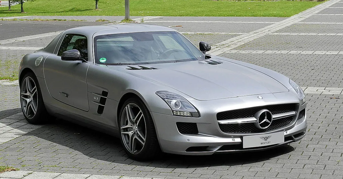 ¡El Mercedes-Benz SLS AMG: Un deportivo clásico que no se deja vencer!