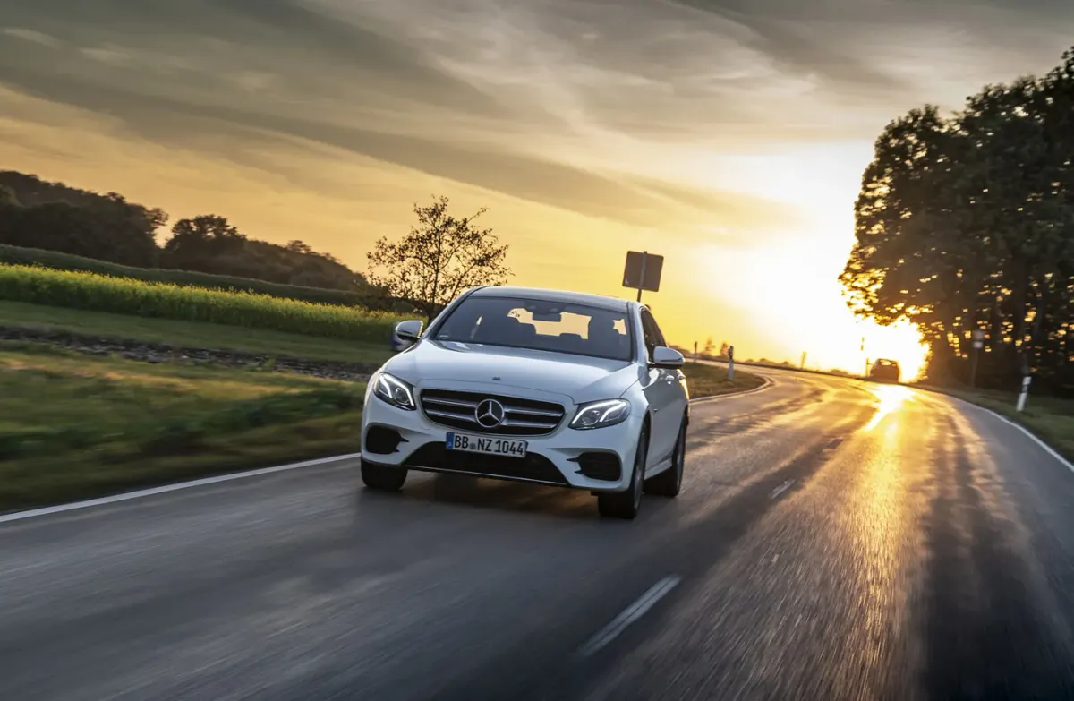 ¡Un Viaje Épico!  De Marruecos al Reino Unido en un Mercedes-Benz E 300d híbrido, ¡con un solo tanque de combustible! 🚗💨🇬🇧🇲🇦