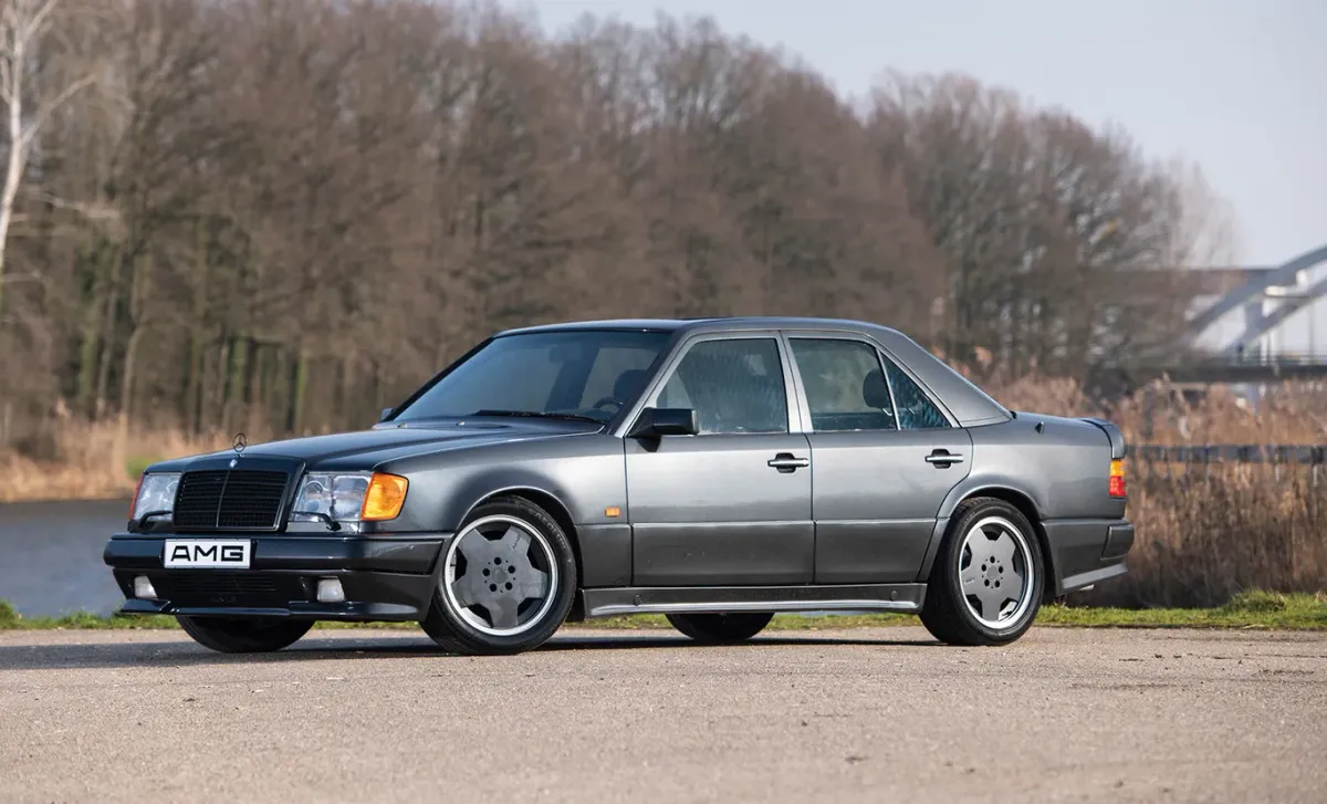 ¡La Mercedes-Benz 500E: Un Sedán con un Corazón de Porsche! 🤯