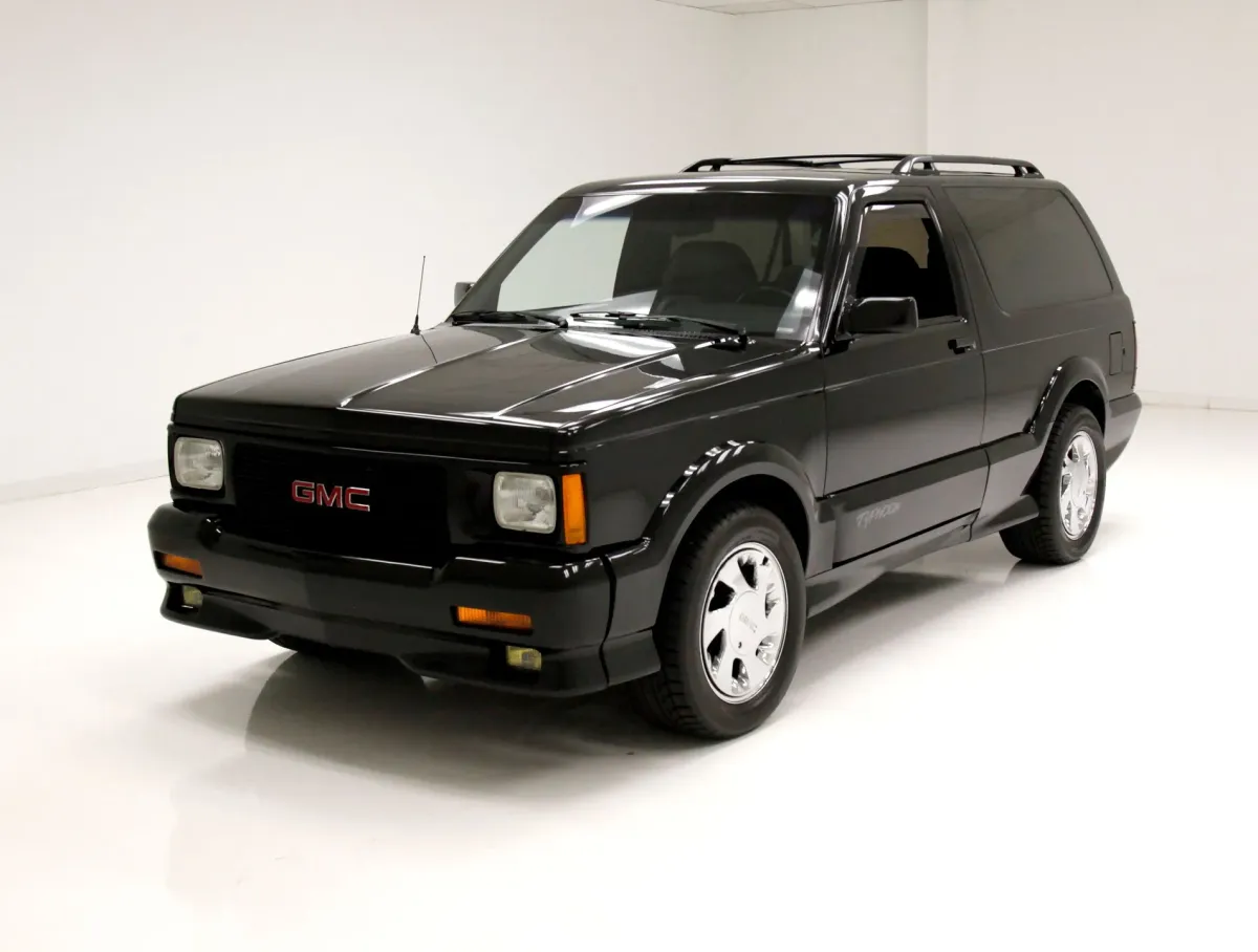 ¡Un Viaje en el Tiempo! Descubriendo el GMC Typhoon 1993, el Primer SUV de Alto Rendimiento