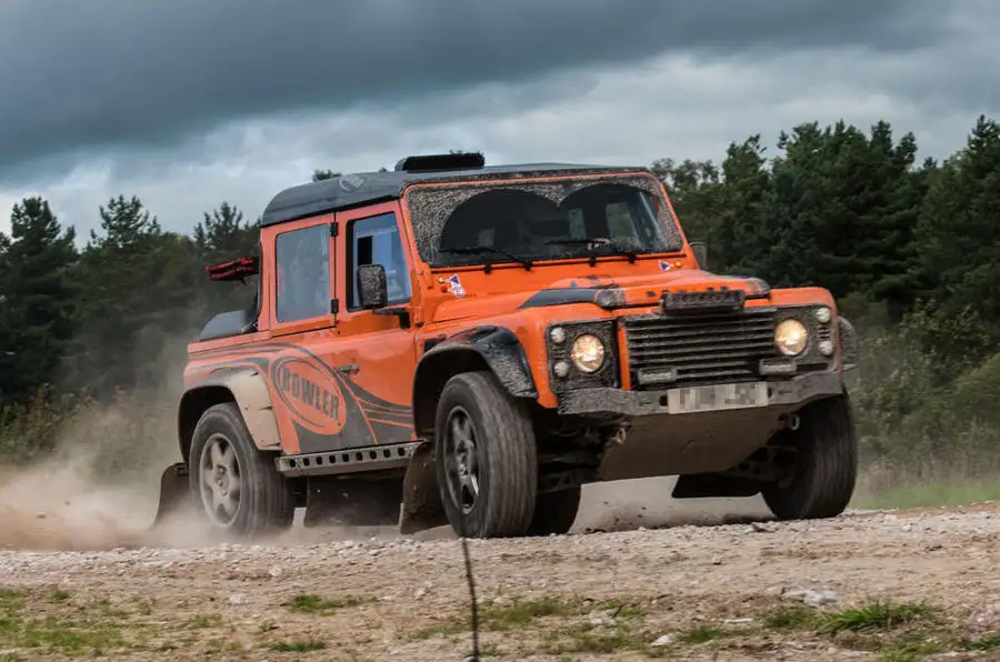 ¡Un todoterreno para las pistas de rally! 🤯 ¿Podrá el Bowler Bulldog vencer a los SUV?