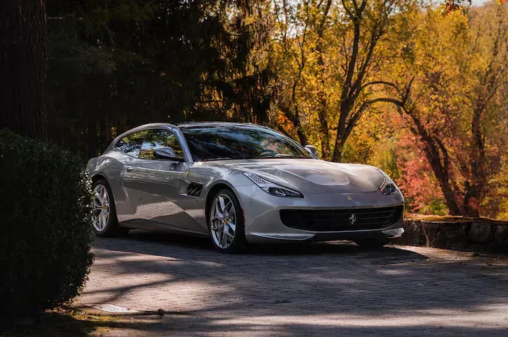 ¡Ferrari GTC4 Lusso T: El sueño italiano para el día a día! 🚗💨