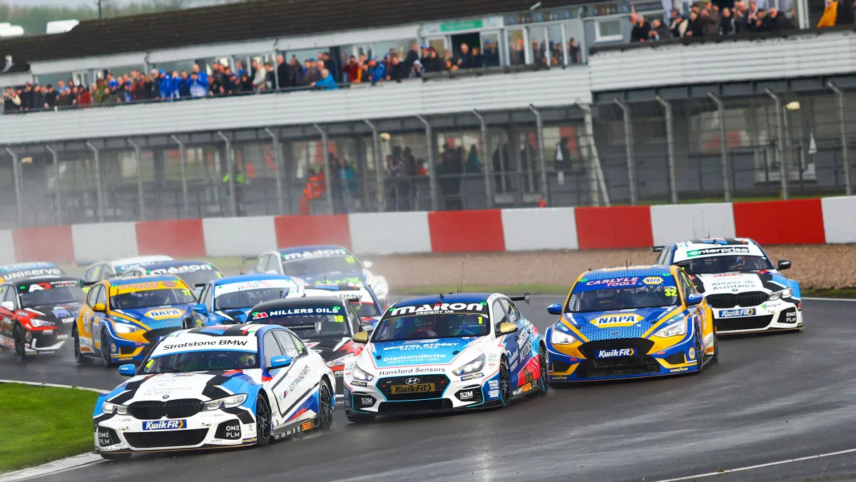 ¡A toda velocidad!: Análisis de la carrera de turismos BTCC en Donington Park