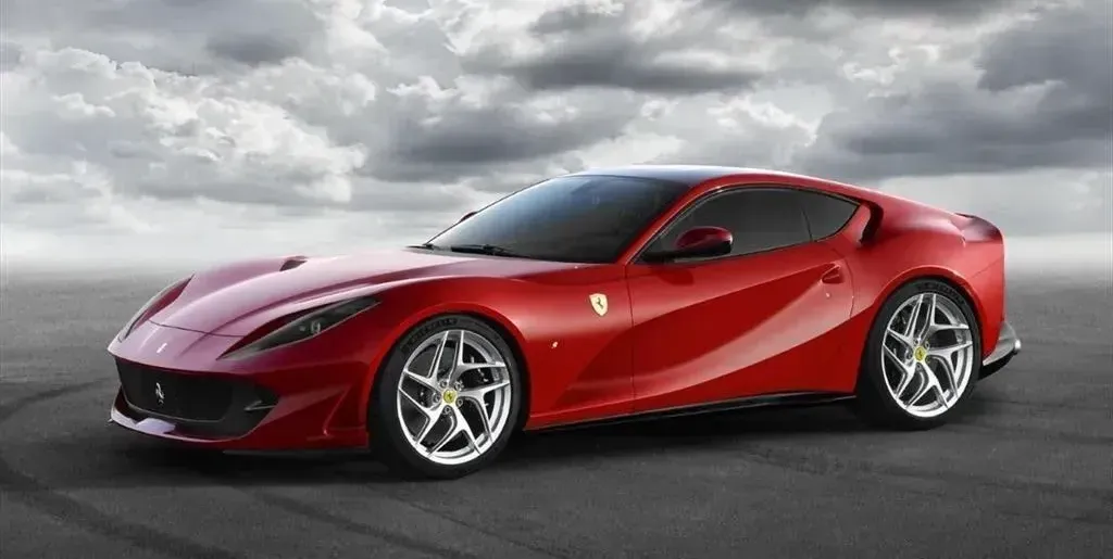 ¡Ferrari 812 Superfast: El  rey de la velocidad  y el  lujo! 🏎️💨