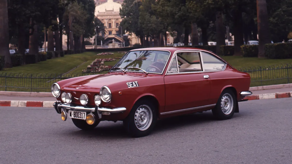 🚗🎬 ¿Recuerdas estos SEAT en el cine? Viaje al pasado con los autos que marcaron la historia del cine!