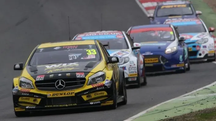 ¡El BTCC 2014 arde en Brands Hatch! 🔥 ¿Quién se llevará la victoria en Donington Park? 🏆